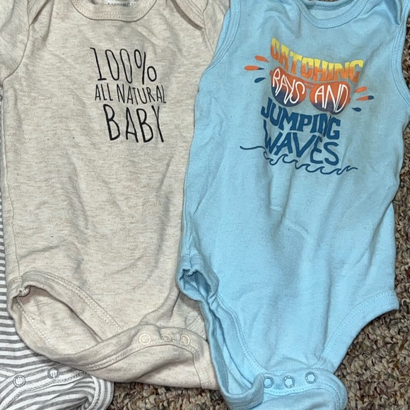 Boys Baby Onesie Set in Various Colors, Lot of 5, 6-9 month onesies - Picture 5 of 5